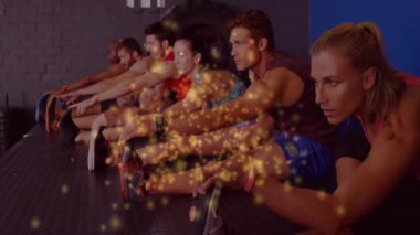 Beden eğitimi sınıf arkadaşları koltuklarda uzanır uzanmaz zindelik odağı için altın parıltılar üretirler. Fitness, esneme, uyum, zindelik, farkındalık, sağlık, grup egzersizi.