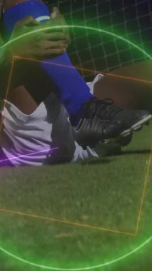 Afro-Amerikan erkek futbolcu üzerinde neon şekillerin canlandırılması. global spor ve dijital arayüz konsepti dijital olarak oluşturulmuş video.