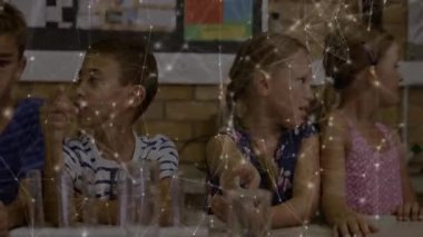 Sınıf arkadaşlarının işaret ettiği gibi çizgili çocuk fen laboratuvarında parmak kaldırıyor ve animasyon reaksiyon simgeleri oluşturuyor. Çocuklar, sınıf, işbirliği, keşif, eğitim, takım çalışması, merak