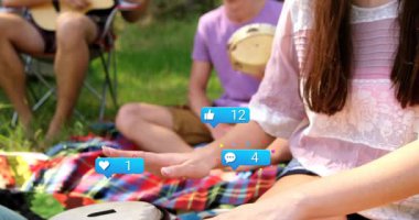 Üç arkadaş, sosyal medya tepkileri üreten battaniyelerle internetten enstrüman çalıyorlar. Sosyal toplantı, açık hava eğlencesi, müzikal performans, kutlama, eğlence, mutluluk, konukseverlik.