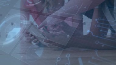 Yetişkin bir adamın tableti yerleştirmesi, teknik ekibin UI kod panellerini işaretlemesi. İşbirliği, takım çalışması, yenilik, dijital arayüz, teknoloji, beyin fırtınası, modern