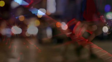 Müzisyen ellerini klavyeye koyuyor ve şehir müziği çalıyor. Atmosfer için farı karıştırıyor. Şehir manzarası, gece hayatı, konser, ritimler, şehir müziği, ortam, neon