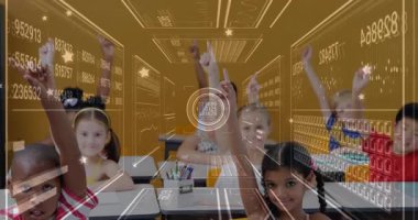 Sınıf arkadaşları sınıfta soruları cevaplamak için el kaldırıyor, altın tünel örtüsünü aktifleştiriyor. Çocuklar, eğitim, teknoloji, dijital, yenilik, öğrenme, etkileşimli