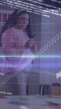 Ofisteki çeşitli iş adamları üzerinde finansal veri işleme animasyonu. Küresel iş, finans, bilgisayar ve veri işleme kavramı dijital olarak oluşturulmuş video.