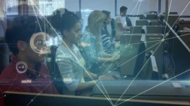 Sınıf kullanıcıları bilgisayarlarda yazı yazarken ve veri ağını öne gülümseyen kullanıcılara yakınlaştırırken gösteriyorlar. İşbirliği, bağlantı, takım çalışması, dijital, eğitim, modern, eğitim