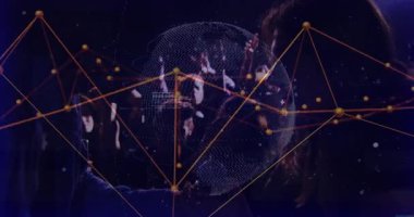 İş arkadaşları kolunu kaldırıyor ve kırmızı telefonu eğip AR küresiyle oynuyorlar. Teknoloji ağını gösteriyorlar. Artırma, işbirliği, gelecek, yenilik, dijital alarm, teknoloji, ağ oluşturma