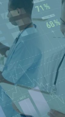 Çeşitli doktorlar üzerinde veri işleme animasyonu. küresel tıp, sağlık ve veri işleme kavramı dijital olarak oluşturulmuş video.