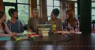 Akademik alanda yeşil işaretli öğeleri işaret eden fikir birliğine varan grup adına konuşan bir kolaylaştırıcı. İşbirliği, takım çalışması, odaklanma, öğrenme, tartışma, çalışma, beyin fırtınası