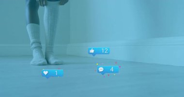 Çıplak köşede diz boyu çoraplarını ayarlayan bir kadın, sosyal medya ikonlarının bacaklarının etrafında yükselmesine neden oluyor. Yaşam tarzı, bağlılık, dijital, teknoloji, minimalist, motivasyon, refah