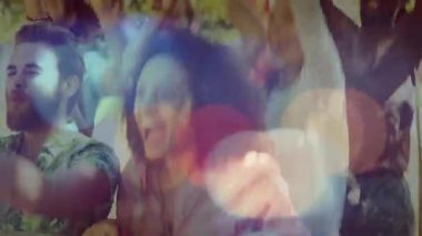 Arkadaşlar bariyerlere yaslanıp yumruklaşırken kalabalığın heyecanı açık hava müziğine tezahürat yapıyor. Kutlama, konser, yoldaşlık, açık hava, festival, coşku, enerji