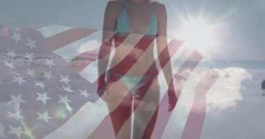 Sörf yaparken güneşte bikini gösteren modeller plajda ABD bayrağını pazarlama animasyonu. Vatanseverlik, yaz, tatil, eğlence, cazibe, açık hava, estetik
