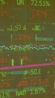 Okul eşyaları üzerinde veri işleme animasyonu. Küresel eğitim ve dijital arayüz kavramı dijital olarak oluşturulmuş video.