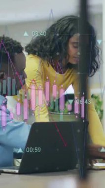 Ofisteki çeşitli iş adamları üzerinde finansal veri işleme animasyonu. Küresel finans, iş, bağlantılar, hesaplama ve veri işleme kavramı dijital olarak oluşturulmuş video.