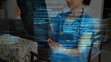 Röntgen filmi çeken ve kaldıran kadın doktor dijital kodun taramalarda yoğunlaşmasına neden oluyor. Tıbbi, sağlık, tanı, teknoloji, yenilik, profesyonellik, klinik