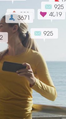 Deniz kenarında selfie çeken gülümseyen bir çiftin sosyal medya bildirimleri. Sosyal medya ve küresel iletişim arayüzü teknolojisi kavramı dijital olarak oluşturulmuş video.