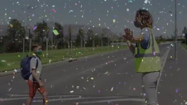 Yaya geçidi muhafızları zebra geçidinde el kaldırıyor, arabaları durduruyor, maskeli çocuklara yol gösteriyor. Güvenlik, yayalar, kentsel, aydınlık, gençlik, ihtiyat, toplum