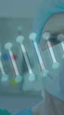 Kafkasyalı kadın ve erkek cerrahların maskeli DNA 'ları üzerinde döndürme animasyonu. sağlık, tıp, bilim ve teknoloji konsepti dijital olarak oluşturulmuş video.