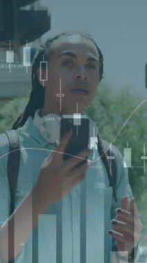 Grafik animasyonu, değişen numara, cep telefonundan arayan ve elini kaldıran adam. Dijital bileşik, çoklu pozlama, rapor, iş, büyüme, soyut ve teknoloji kavramı.