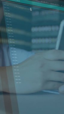 Akıllı telefon kullanan beyaz kadın mimara karşı bilgisayar veri işleme. mimari mühendisliği ve bilgisayar teknolojisi kavramı