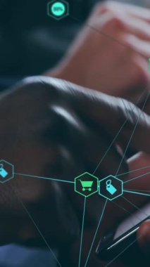 Akıllı telefonlar kullanan çok ırklı bir grup insan üzerinden sosyal simgelerle bağlantı ağının animasyonu. Dijital çevrimiçi güvenlik arayüzü kavramı dijital olarak oluşturuldu