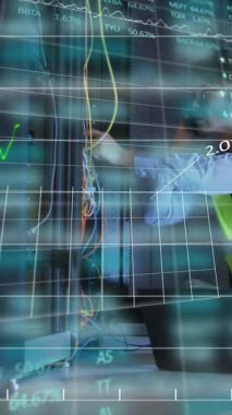 Bilgisayar sunucusu tarafından telefon ve dizüstü bilgisayarı olan Asyalı bir erkek üzerinde veri animasyonu. veri işleme, bulut hesaplama konsepti ve teknoloji konsepti dijital olarak oluşturulmuş video.