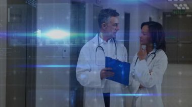 Kıdemli doktor ve asistan koridordaki okuma dosyaları tedavi planı için hayati önem taşıyan çizelgelere neden oluyor. Tıbbi ekip, işbirliği, profesyonellik, klinik, sağlık, iletişim, hastane