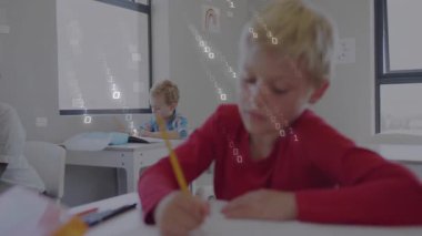 Sınıfın üzerinde sürüklenen ikili kaplama ile sarışın çocuğun yazmaya başlamasına odaklanan kamera. Eğitim, sınıf, öğrenim, takım çalışması, yenilik, çocuklar, dijital