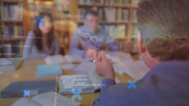 Profesör AR kaplamasını etkinleştirirken eğitim için düğümleri ve 3 boyutlu küreyi gösteriyor. Yenilik, işbirliği, teknoloji, eğitim, ağ, dijital, akademik