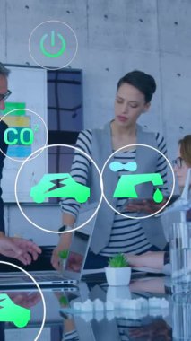 Ofisteki çeşitli iş adamları üzerinde çoklu dijital simgelerin canlandırılması. Küresel bağlantılar, bilgisayar arayüzü ve iş teknolojisi konsepti dijital olarak oluşturulmuş video.