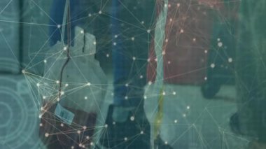 Bilim adamları barkod şişelerini alıyor ve tıp laboratuarında ağ örtülü tablet üzerindeki verileri analiz ediyorlar. Biyoteknoloji, yenilik, bağlantı, kesinlik, işbirliği, tanı, analitik