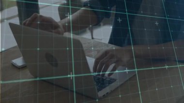 Geniş pencerenin önünde dizüstü bilgisayarla yazma, ekranı ayarlama ve sonuç olarak gülümseme. Çalışma alanı, üretkenlik, modern, ergonomik, serbest çalışan, doğa, başarı