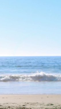 Kapsam taraması animasyonu, plajda koşan beyaz bir kadının üzerinde makro Covid-19 hücresi bulmak. Coronavirus Covid-19 konsept dijital kompozisyon