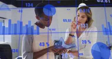 Tablet tutan kadın iş arkadaşları, canlı iş verilerini kaydır ve mavi çizelge yüzdelerini analiz et. İşbirliği, analitik, takım çalışması, dijital, modern, profesyonel, yenilik