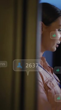 Sunucu odasında dijital tablet kullanan beyaz kadın mühendis üzerine sosyal medya simgelerinin canlandırılması. Sosyal medya ağı ve iş veri depolama teknolojisi kavramı