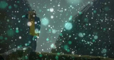 Seyahat blogcusu kayalar arasındaki çıkıntıyı aşmaya başlıyor. Düşen kar, dengeyi sağlamak için şapkayı düzeltiyor. Macera, vahşi doğa, yürüyüş, keşif, engebeli, açık hava, kararlılık