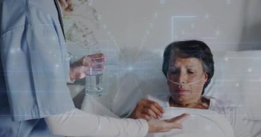 Hemşire yatağının yanında cam ve hap sunuyor, hasta rahatlatıcı bir dokunuşla ilaç yutuyor. Sağlık, bakım, sağlık, şefkat, sağlık, mesleki, klinik