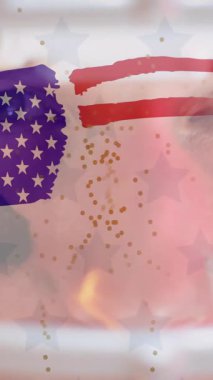 Kafkas Amerikan futbolcusu ve Amerikan bayrağının animasyonu. Amerikan vatanseverliği, spor ve rekabet konsepti dijital olarak oluşturulmuş video.