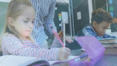 Öğretmenim sınıfta ders kitabı yazan kızın üzerine eğiliyor ve eğitimde tablet içeriğini gösteriyor. Eğitim, danışmanlık, öğrenme, işbirliği, motivasyon, gençlik, akademik