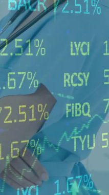 Hastanedeki iki kadın doktorun orta bölümündeki borsa veri işlemesinin animasyonu. Küresel ekonomi ve tıbbi sağlık teknolojisi kavramı