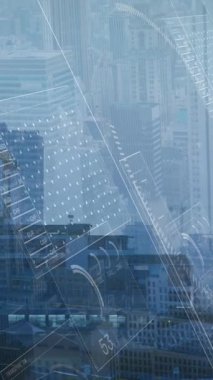 Şehir manzarası üzerinde finansal veri işleme animasyonu. küresel iş, finans ve dijital arayüz kavramı dijital olarak oluşturulmuş video.