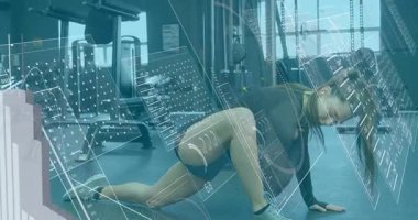 Fitness meraklısı diz çöküp hareket ediyor ve omurilik bükülmesi izleme menzilini etkinleştiriyor. Egzersiz, esneklik, sağlık, dijital, performans, spor, modern