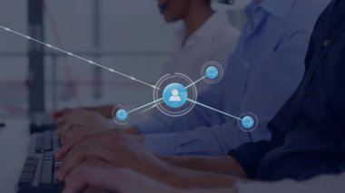 Çağrı merkezi temsilcilerinin kulaklıklara yazması, kullanıcı simgeleri ve destek ağı oluşturan satırlar oluşturması. Teknoloji, iletişim, bağlantı, dijital, işbirliği, ağ, profesyonel