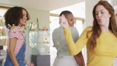 Kameraya bakan dans eden üç arkadaş dijital pazarlamayı gösteren dans eden emojiler yapmaya başladılar. Yaşam tarzı, kutlama, hareket, gündelik, canlı, neşeli, sosyal