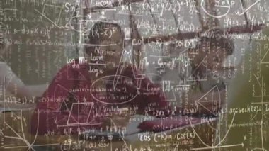 Çizgi roman yazan pembe elbiseli kız. Animasyon formülleri sürüklenen formüller çözme problemi. Eğitim, öğrenciler, sınıf, konsantrasyon, öğrenme, akademik, odaklanma