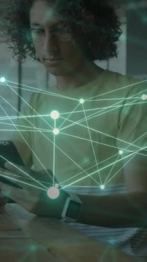 Tablet kullanan insan üzerindeki bağlantı ağının animasyonu. Küresel ağlar, dijital arayüz, hesaplama ve veri işleme kavramı dijital olarak oluşturuldu.