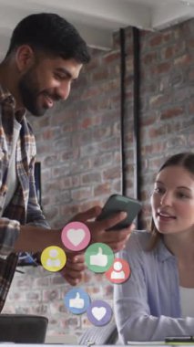 Ofisteki çeşitli iş adamları üzerinde dijital simgelerin ve veri işlemlerinin animasyonu. Küresel sosyal medya, iş dünyası, bağlantılar, hesaplama ve veri işleme kavramı dijital olarak oluşturuldu.