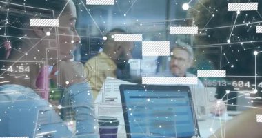 İş arkadaşları konferans odasında iş toplantılarına yerleşiyorlar, animasyon veri akışında kayboluyorlar. İşbirliği, takım çalışması, veri görselleştirme, modern çalışma alanı, dijital ağ, profesyonel tartışma, teknoloji