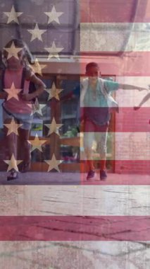 ABD bayrağının farklı okul öğrencileri üzerinde koşması. Vatanseverlik ve kutlama konsepti dijital olarak oluşturulmuş video.