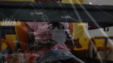 Öğrenci kız tableti indiriyor ve veri ağı solmakta olan sınıfı kaplarken notlar yazmaya başlıyor. Teknoloji, eğitim, yenilik, işbirliği, öğrenme, dijital, okul