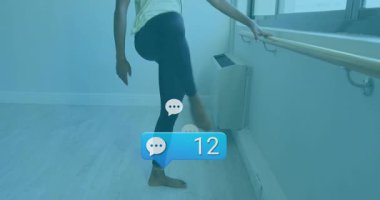 Dansçı dans stüdyosundaki barın bacağını kaldırıyor. Nişanı gösteren yorumlar yükseliyor. Bale, hareket, fitness, zarafet, koreografi, egzersiz, sağlık